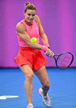 WTA, Tennis Damen QATAR OPEN TENNIS TOURNAMENT ROUND OF 64 Maria Sakkari of Greece competes in her round of 64 match against Iga Swiatek of Poland during the WTA Qatar TotalEnergies Open 2025 tennis tournament at the Khalifa International Tennis Complex in Doha, Qatar, on February 10, 2025. Copyright: xNOUSHADx