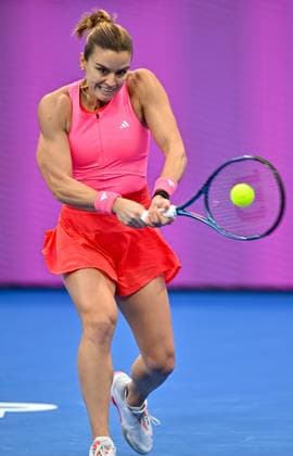 WTA, Tennis Damen QATAR OPEN TENNIS TOURNAMENT ROUND OF 64 Maria Sakkari of Greece competes in her round of 64 match against Iga Swiatek of Poland during the WTA Qatar TotalEnergies Open 2025 tennis tournament at the Khalifa International Tennis Complex in Doha, Qatar, on February 10, 2025. Copyright: xNOUSHADx