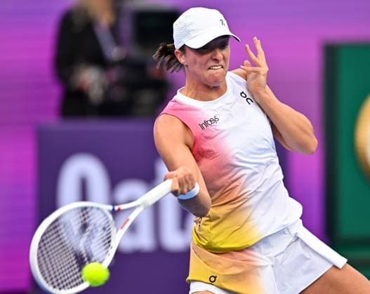 WTA, Tennis Damen QATAR OPEN TENNIS TOURNAMENT ROUND OF 64 Iga Swiatek of Poland competes in her round of 64 match against Maria Sakkari of Greece during the WTA Qatar TotalEnergies Open 2025 tennis tournament at the Khalifa International Tennis Complex in Doha, Qatar, on February 10, 2025. Copyright: xNOUSHADx
