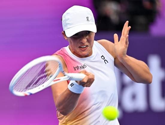WTA, Tennis Damen QATAR OPEN TENNIS TOURNAMENT ROUND OF 64 Iga Swiatek of Poland competes in her round of 64 match against Maria Sakkari of Greece during the WTA Qatar TotalEnergies Open 2025 tennis tournament at the Khalifa International Tennis Complex in Doha, Qatar, on February 10, 2025. Copyright: xNOUSHADx