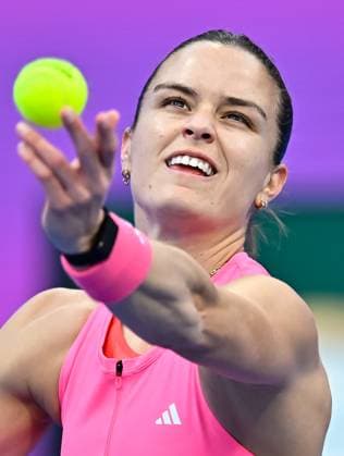 WTA, Tennis Damen QATAR OPEN TENNIS TOURNAMENT ROUND OF 64 Maria Sakkari of Greece competes in her round of 64 match against Iga Swiatek of Poland during the WTA Qatar TotalEnergies Open 2025 tennis tournament at the Khalifa International Tennis Complex in Doha, Qatar, on February 10, 2025. Copyright: xNOUSHADx