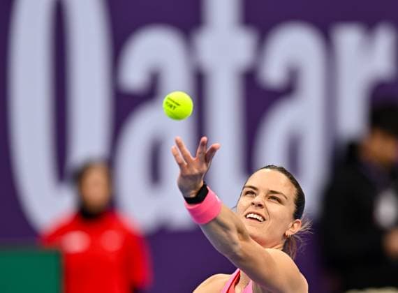 WTA, Tennis Damen QATAR OPEN TENNIS TOURNAMENT ROUND OF 64 Maria Sakkari of Greece competes in her round of 64 match against Iga Swiatek of Poland during the WTA Qatar TotalEnergies Open 2025 tennis tournament at the Khalifa International Tennis Complex in Doha, Qatar, on February 10, 2025. Copyright: xNOUSHADx