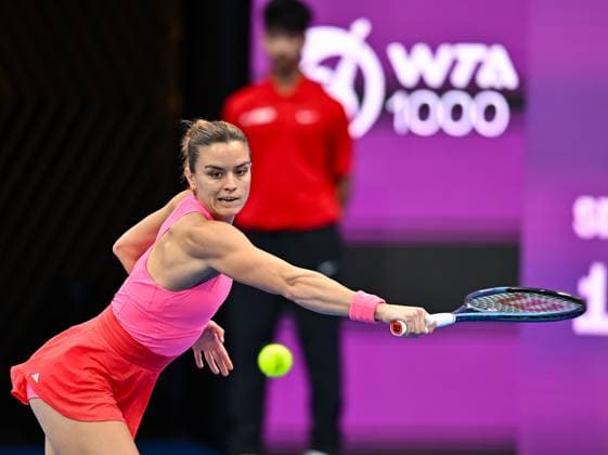 WTA, Tennis Damen QATAR OPEN TENNIS TOURNAMENT ROUND OF 64 Maria Sakkari of Greece competes in her round of 64 match against Iga Swiatek of Poland during the WTA Qatar TotalEnergies Open 2025 tennis tournament at the Khalifa International Tennis Complex in Doha, Qatar, on February 10, 2025. Copyright: xNOUSHADx