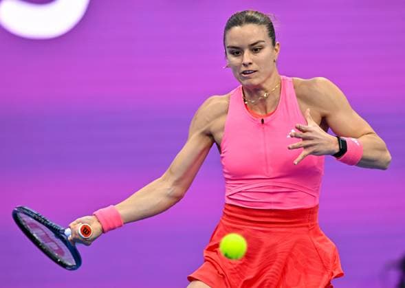 WTA, Tennis Damen QATAR OPEN TENNIS TOURNAMENT ROUND OF 64 Maria Sakkari of Greece competes in her round of 64 match against Iga Swiatek of Poland during the WTA Qatar TotalEnergies Open 2025 tennis tournament at the Khalifa International Tennis Complex in Doha, Qatar, on February 10, 2025. Copyright: xNOUSHADx