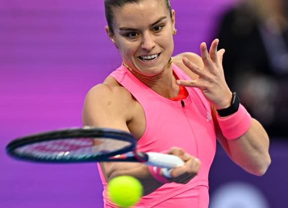 WTA, Tennis Damen QATAR OPEN TENNIS TOURNAMENT ROUND OF 64 Maria Sakkari of Greece competes in her round of 64 match against Iga Swiatek of Poland during the WTA Qatar TotalEnergies Open 2025 tennis tournament at the Khalifa International Tennis Complex in Doha, Qatar, on February 10, 2025. Copyright: xNOUSHADx