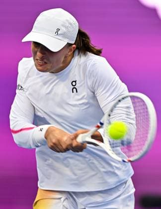 WTA, Tennis Damen QATAR OPEN TENNIS TOURNAMENT ROUND OF 64 Iga Swiatek of Poland competes in her round of 64 match against Maria Sakkari of Greece during the WTA Qatar TotalEnergies Open 2025 tennis tournament at the Khalifa International Tennis Complex in Doha, Qatar, on February 10, 2025. Copyright: xNOUSHADx