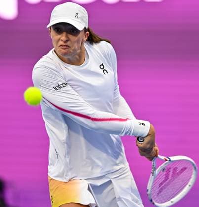 WTA, Tennis Damen QATAR OPEN TENNIS TOURNAMENT ROUND OF 64 Iga Swiatek of Poland competes in her round of 64 match against Maria Sakkari of Greece during the WTA Qatar TotalEnergies Open 2025 tennis tournament at the Khalifa International Tennis Complex in Doha, Qatar, on February 10, 2025. Copyright: xNOUSHADx
