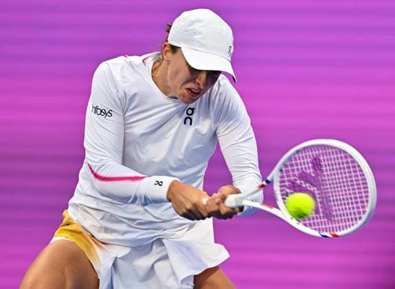 WTA, Tennis Damen QATAR OPEN TENNIS TOURNAMENT ROUND OF 64 Iga Swiatek of Poland competes in her round of 64 match against Maria Sakkari of Greece during the WTA Qatar TotalEnergies Open 2025 tennis tournament at the Khalifa International Tennis Complex in Doha, Qatar, on February 10, 2025. Copyright: xNOUSHADx