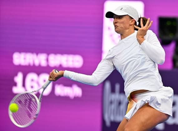WTA, Tennis Damen QATAR OPEN TENNIS TOURNAMENT ROUND OF 64 Iga Swiatek of Poland competes in her round of 64 match against Maria Sakkari of Greece during the WTA Qatar TotalEnergies Open 2025 tennis tournament at the Khalifa International Tennis Complex in Doha, Qatar, on February 10, 2025. Copyright: xNOUSHADx