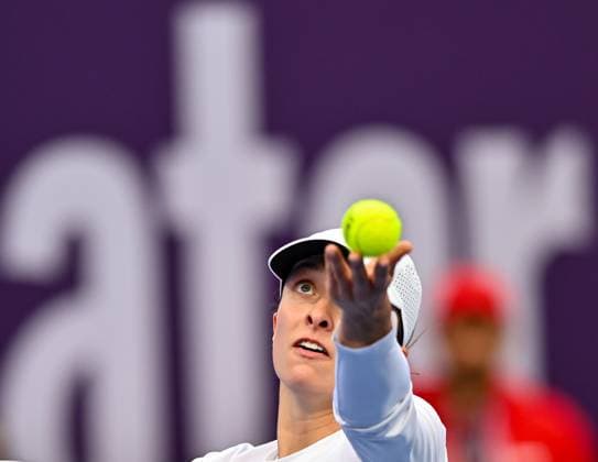 WTA, Tennis Damen QATAR OPEN TENNIS TOURNAMENT ROUND OF 64 Iga Swiatek of Poland competes in her round of 64 match against Maria Sakkari of Greece during the WTA Qatar TotalEnergies Open 2025 tennis tournament at the Khalifa International Tennis Complex in Doha, Qatar, on February 10, 2025. Copyright: xNOUSHADx