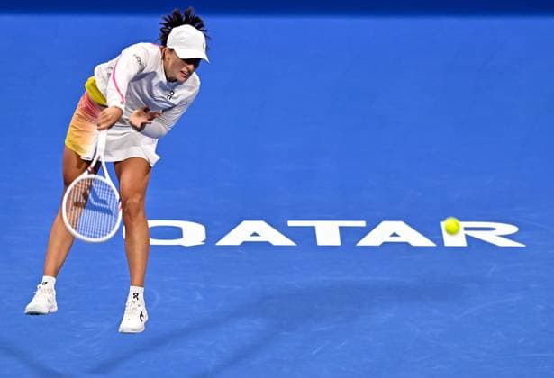 WTA, Tennis Damen QATAR OPEN TENNIS TOURNAMENT ROUND OF 64 Iga Swiatek of Poland competes in her round of 64 match against Maria Sakkari of Greece during the WTA Qatar TotalEnergies Open 2025 tennis tournament at the Khalifa International Tennis Complex in Doha, Qatar, on February 10, 2025. Copyright: xNOUSHADx