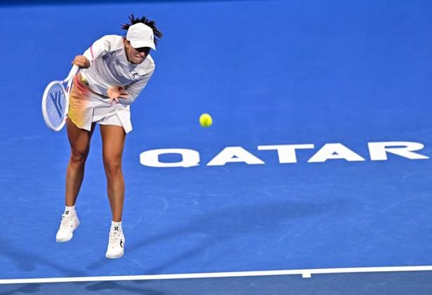 WTA, Tennis Damen QATAR OPEN TENNIS TOURNAMENT ROUND OF 64 Iga Swiatek of Poland competes in her round of 64 match against Maria Sakkari of Greece during the WTA Qatar TotalEnergies Open 2025 tennis tournament at the Khalifa International Tennis Complex in Doha, Qatar, on February 10, 2025. Copyright: xNOUSHADx