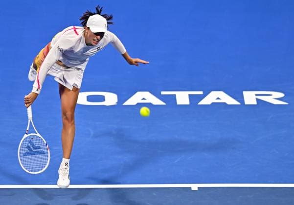 WTA, Tennis Damen QATAR OPEN TENNIS TOURNAMENT ROUND OF 64 Iga Swiatek of Poland competes in her round of 64 match against Maria Sakkari of Greece during the WTA Qatar TotalEnergies Open 2025 tennis tournament at the Khalifa International Tennis Complex in Doha, Qatar, on February 10, 2025. Copyright: xNOUSHADx