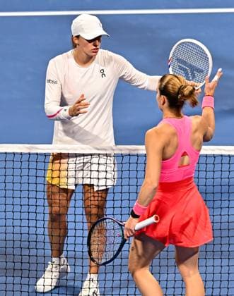 WTA, Tennis Damen QATAR OPEN TENNIS TOURNAMENT ROUND OF 64 Iga Swiatek of Poland shakes hands with Maria Sakkari of Greece after winning during the round of 32 match of the WTA Qatar TotalEnergies Open 2025 tennis tournament at the Khalifa International Tennis Complex in Doha, Qatar, on February 10, 2025. Copyright: xNOUSHADx