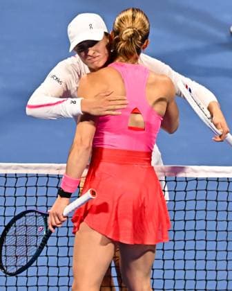 WTA, Tennis Damen QATAR OPEN TENNIS TOURNAMENT ROUND OF 64 Iga Swiatek of Poland shakes hands with Maria Sakkari of Greece after winning during the round of 32 match of the WTA Qatar TotalEnergies Open 2025 tennis tournament at the Khalifa International Tennis Complex in Doha, Qatar, on February 10, 2025. Copyright: xNOUSHADx