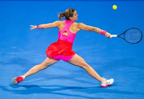 WTA, Tennis Damen QATAR OPEN TENNIS TOURNAMENT ROUND OF 32 Maria Sakkari of Greece competes in her round of 32 match against Iga Swiatek of Poland during the WTA Qatar TotalEnergies Open 2025 tennis tournament at the Khalifa International Tennis Complex in Doha, Qatar, on February 10, 2025. Copyright: xNOUSHADx