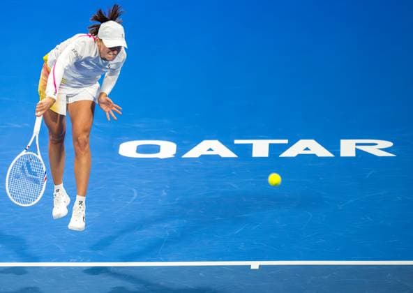 WTA, Tennis Damen QATAR OPEN TENNIS TOURNAMENT ROUND OF 32 Iga Swiatek of Poland competes in her round of 32 match against Maria Sakkari of Greece during the WTA Qatar TotalEnergies Open 2025 tennis tournament at the Khalifa International Tennis Complex in Doha, Qatar, on February 10, 2025. Copyright: xNOUSHADx