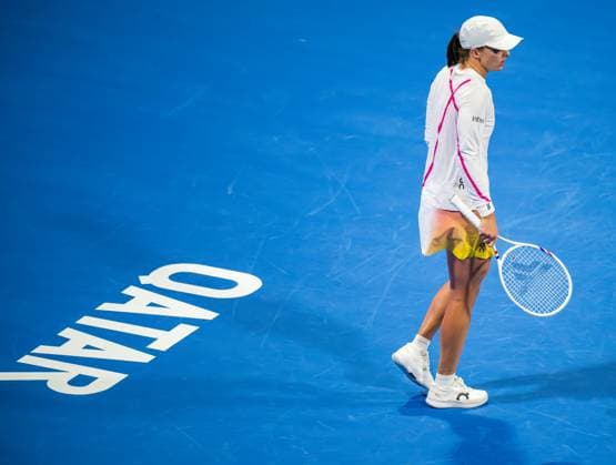 WTA, Tennis Damen QATAR OPEN TENNIS TOURNAMENT ROUND OF 32 Iga Swiatek of Poland competes in her round of 32 match against Maria Sakkari of Greece during the WTA Qatar TotalEnergies Open 2025 tennis tournament at the Khalifa International Tennis Complex in Doha, Qatar, on February 10, 2025. Copyright: xNOUSHADx