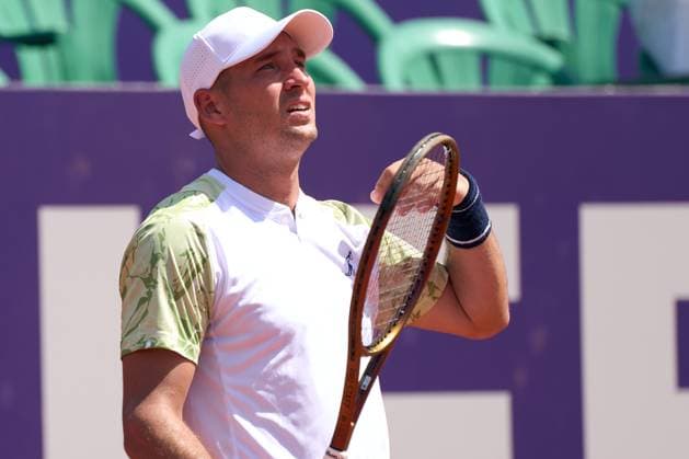 Dusan Lajovic of Serbia looks up towards the sun during his first round match against Roberto Carballes Baena of Spain at the IEB+ Argentina Open 2025 at Buenos Aires Lawn Tennis Club February 10, 2025 in Buenos Aires, Argentina. (Photo by Camilla Stolen, Imago) Buenos Aires Argentina Copyright: xCamillaxStolenx L1010044