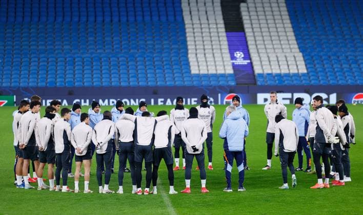 February 10, 2025, Manchester, Manchester, ENGLAND: Carlo Ancelotti, head coach of Real Madrid, talks to the team during the UEFA Champions League 2024 25 League Knockout Play-off First Leg Training And press conference, PK, Pressekonferenz at Manchester City Stadium on February 10, 2025 in Manchester, England. Manchester ENGLAND - ZUMAa181 20250210_zaa_a181_166 Copyright: xDennisxAgyemanx
