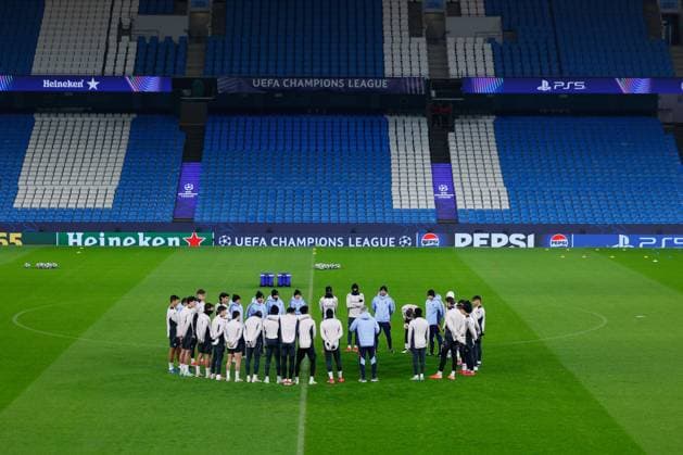 February 10, 2025, Manchester, Manchester, ENGLAND: Carlo Ancelotti, head coach of Real Madrid, talks to the team during the UEFA Champions League 2024 25 League Knockout Play-off First Leg Training And press conference, PK, Pressekonferenz at Manchester City Stadium on February 10, 2025 in Manchester, England. Manchester ENGLAND - ZUMAa181 20250210_zaa_a181_168 Copyright: xDennisxAgyemanx