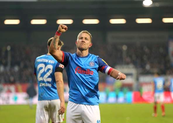 Foto : riesiger Jubel bei den Holstein Spielern nach dem 3-2 Führungstor von Lewis HOLTBY (Kiel) , derv Treffer wurde von Schiri Felix Zwayer kurze Zeit später annuliert , hier gibt Holtby ein Küsschen in Richtung Tribüne zu den Kieler Fans Fussball 1. Bundesliga am So. 09.02.2025 Holstein Kiel - VfL Bochum *** Photo huge jubilation among the Holstein players after Lewis HOLTBY Kiels 3 2 lead goal, the goal was annulled by referee Felix Zwayer a short time later, here Holtby gives a kiss in the direction of the stands to the Kiel fans Soccer 1 Bundesliga on Sun 09 02 2025 Holstein Kiel VfL Bochum