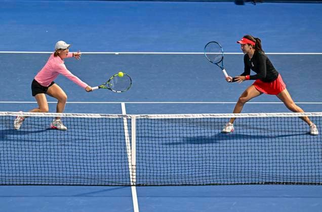 (250211) -- DOHA, Feb. 11, 2025 -- Wang Xinyu Zheng Saisai (L) compete during the women s doubles round of 32 match between Elise Mertens (Belgium) Ellen Perez (Australia) and Wang Xinyu Zheng Saisai of China at the WTA, Tennis Damen Qatar Open tennis tournament in Doha, Qatar, on Feb. 10, 2025. (Photo by Xinhua) (SP)QATAR-DOHA-TENNIS-WTA-QATAR OPEN Nikku 