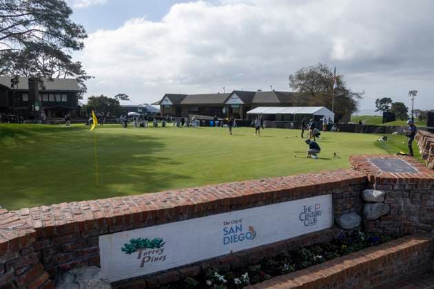 LA JOLLA, CA, CA - FEBRUARY 10: Golfers on the practice putting green in front of the clubhouse, during the first day of practice before start of the Genesis Invitational tournament, Monday, February 10, 2025, at Torrey Pines Golf Course in La Jolla, California. (Photo by Tony Ding Icon Sportswire) GOLF: FEB 10 PGA, Golf Herren The Genesis Invitational EDITORIAL USE ONLY Icon46520250210008