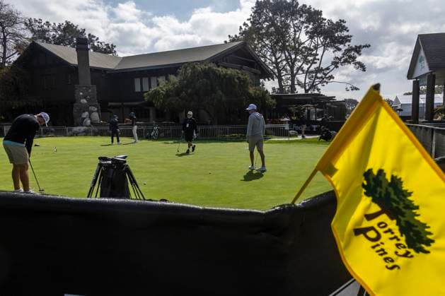 LA JOLLA, CA, CA - FEBRUARY 10: Golfers on the practice putting green in front of the clubhouse, during the first day of practice before start of the Genesis Invitational tournament, Monday, February 10, 2025, at Torrey Pines Golf Course in La Jolla, California. (Photo by Tony Ding Icon Sportswire) GOLF: FEB 10 PGA, Golf Herren The Genesis Invitational EDITORIAL USE ONLY Icon46520250210010