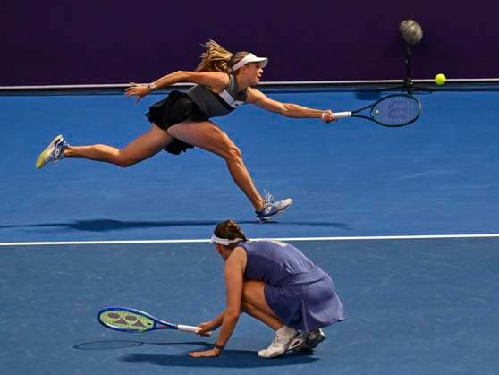 (250211) -- DOHA, Feb. 11, 2025 -- Elise Mertens (bottom) Ellen Perez compete during the women s doubles round of 32 match between Elise Mertens (Belgium) Ellen Perez (Australia) and Wang Xinyu Zheng Saisai of China at the WTA, Tennis Damen Qatar Open tennis tournament in Doha, Qatar, on Feb. 10, 2025. (Photo by Xinhua) (SP)QATAR-DOHA-TENNIS-WTA-QATAR OPEN Nikku 