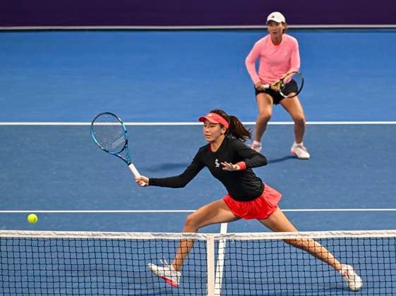 (250211) -- DOHA, Feb. 11, 2025 -- Wang Xinyu (front) Zheng Saisai compete during the women s doubles round of 32 match between Elise Mertens (Belgium) Ellen Perez (Australia) and Wang Xinyu Zheng Saisai of China at the WTA, Tennis Damen Qatar Open tennis tournament in Doha, Qatar, on Feb. 10, 2025. (Photo by Xinhua) (SP)QATAR-DOHA-TENNIS-WTA-QATAR OPEN Nikku 