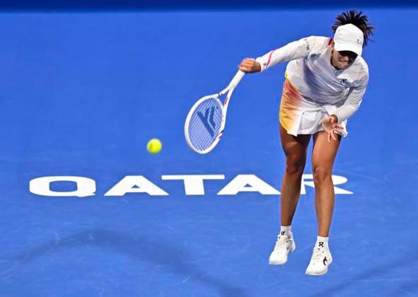 (250211) -- DOHA, Feb. 11, 2025 -- Iga Swiatek of Poland serves during the women s singles round of 32 match against Maria Sakkari of Greece at the WTA, Tennis Damen Qatar Open tennis tournament in Doha, Qatar, on Feb. 10, 2025. (Photo by Xinhua) (SP)QATAR-DOHA-TENNIS-WTA-QATAR OPEN Nikku 