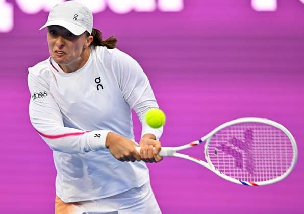 (250211) -- DOHA, Feb. 11, 2025 -- Iga Swiatek of Poland hits a return during the women s singles round of 32 match against Maria Sakkari of Greece at the WTA, Tennis Damen Qatar Open tennis tournament in Doha, Qatar, on Feb. 10, 2025. (Photo by Xinhua) (SP)QATAR-DOHA-TENNIS-WTA-QATAR OPEN Nikku 