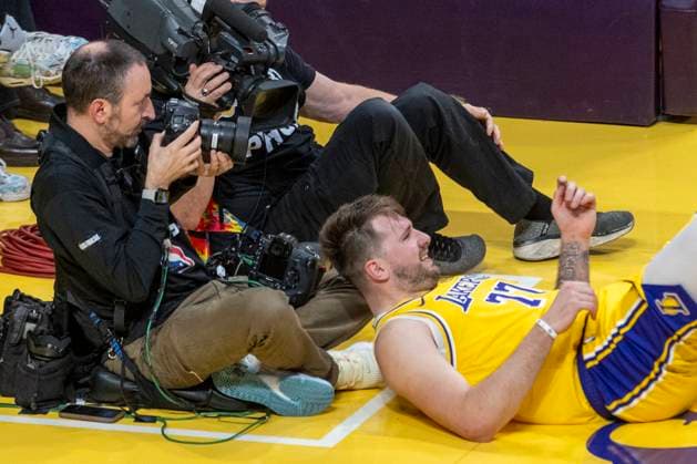 Sport Themen der Woche KW07 Sport Bilder des Tages February 10, 2025, Los Angeles, California, USA: Los Angeles Lakers Luka Doncic 77 slides into a photographer during an NBA, Basketball Herren, USA basketball game agaibst the Utah Jazz at Crypto.com Arena on Monday, Feb. 10, 2025 in Los Angeles. Los Angeles USA - ZUMAc68_ 20250210_zaf_c68_053 Copyright: xRingoxChiux