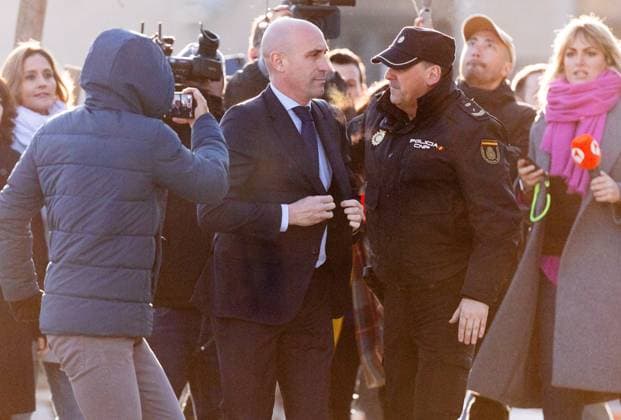 Bilder des Jahres 2025, Sport 02 Februar Sport Themen der Woche KW07 Sport Bilder des Tages Rubiales declara ante el juez por el beso no consentido a Jeni Hermoso El expresidente de la Real Federación Espanola de Fútbol (RFEF) Luis Rubiales a su llegada a la Audiencia Nacional, a 11 de febrero de 2025, en San Fernando de Henares, Madrid (Espana). Rubiales declara como investigado en el juicio que se sigue en su contra por el beso no consentido y las presuntas coacciones posteriores a la futbolista Jennifer Hermoso. El expresidente de la RFEF, que se enfrenta a 2 anos y 6 meses de cárcel por presuntos delitos de agresión sexual y coacciones, comparte banquillo de los acusados con el exseleccionador femenino, el exdirector de Marketing de la RFEF y el que fuera director de la Selección masculina. 11 FEBRERO 2025 Espana  Copyright: xEduardoxParrax 6511894