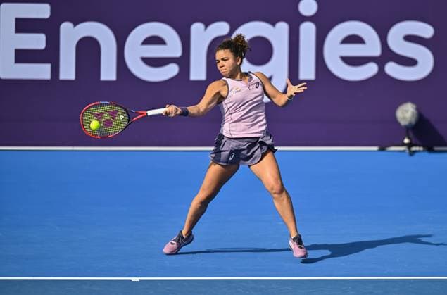 WTA, Tennis Damen QATAR OPEN TENNIS TOURNAMENT ROUND OF 32 Jasmine Paolini of Italy competes in her round of 32 match against Caroline Garcia of France during the WTA Qatar TotalEnergies Open 2025 tennis tournament at the Khalifa International Tennis Complex in Doha, Qatar, on February 11, 2025. Copyright: xNOUSHADx