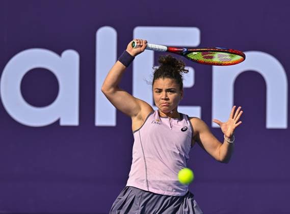 WTA, Tennis Damen QATAR OPEN TENNIS TOURNAMENT ROUND OF 32 Jasmine Paolini of Italy competes in her round of 32 match against Caroline Garcia of France during the WTA Qatar TotalEnergies Open 2025 tennis tournament at the Khalifa International Tennis Complex in Doha, Qatar, on February 11, 2025. Copyright: xNOUSHADx