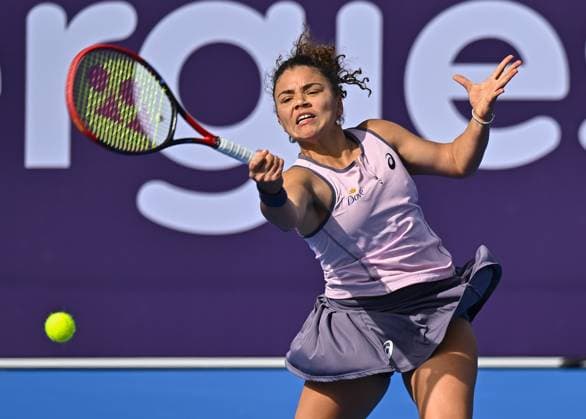 WTA, Tennis Damen QATAR OPEN TENNIS TOURNAMENT ROUND OF 32 Jasmine Paolini of Italy competes in her round of 32 match against Caroline Garcia of France during the WTA Qatar TotalEnergies Open 2025 tennis tournament at the Khalifa International Tennis Complex in Doha, Qatar, on February 11, 2025. Copyright: xNOUSHADx