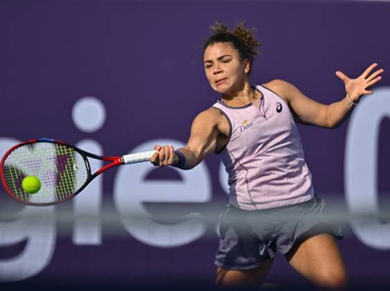 WTA, Tennis Damen QATAR OPEN TENNIS TOURNAMENT ROUND OF 32 Jasmine Paolini of Italy competes in her round of 32 match against Caroline Garcia of France during the WTA Qatar TotalEnergies Open 2025 tennis tournament at the Khalifa International Tennis Complex in Doha, Qatar, on February 11, 2025. Copyright: xNOUSHADx