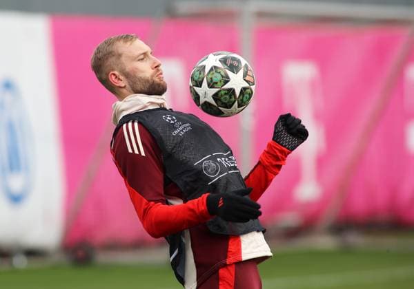 Football, Men, Season 2024 2025, FC Bayern Munich, Final training, Training, Champions League Konrad Laimer FC Bayern Munich takes a ball with his chest