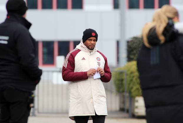 Football, Men, Season 2024 2025, FC Bayern Munich, Final training, Training, Champions League Vincent Kompany, Coach FC Bayern Munich with secret note in hand, Training plan, Cheat sheet
