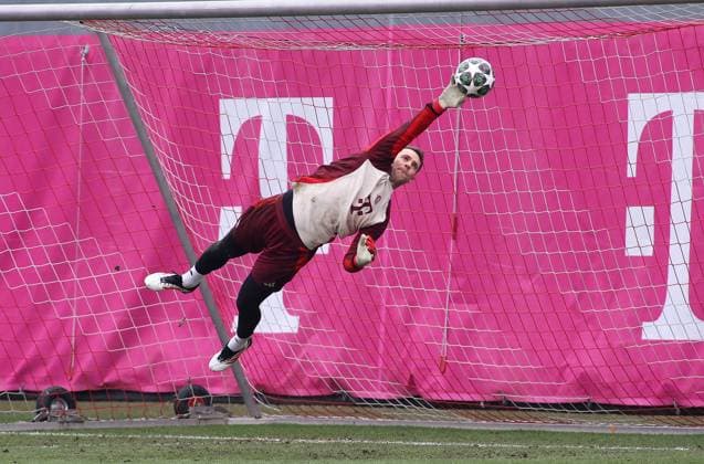 Football, men, season 2024 2025, FC Bayern Munich, final training, training, Champions League Manuel Neuer FC Bayern Munich flies through the air, parade, jump, fend off the ball, stretch