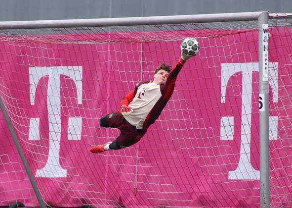 Football, men, season 2024 2025, FC Bayern Munich, final training, training, Champions League Jonas Urbig FC Bayern Munich flies through the air, parade, jump, deflect ball, stretch