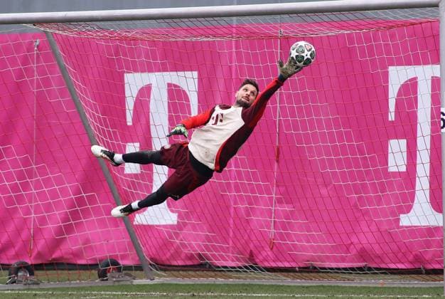 Football, men, season 2024 2025, FC Bayern Munich, final training, training, Champions League Sven Ulreich FC Bayern Munich flies through the air, parade, jump, deflect ball, stretch