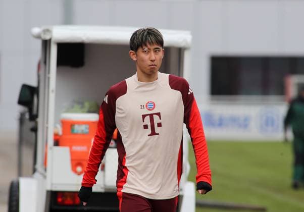 Football, Men, Season 2024 2025, FC Bayern Munich, Final training, Training, Champions League Hiroki Ito FC Bayern Munich on the way to the training ground