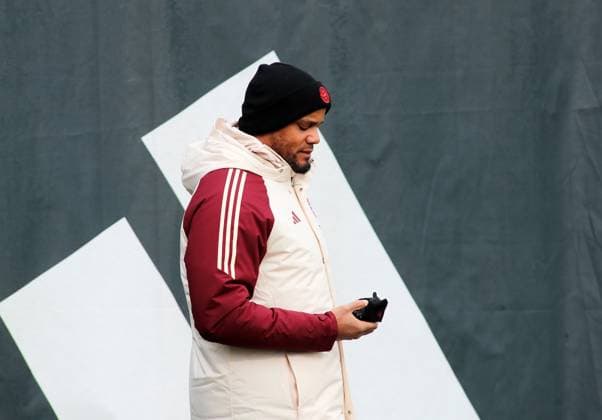 Football, men, season 2024 2025, FC Bayern Munich, final training, training, Champions League Vincent Kompany, coach FC Bayern Munich head, upper body, side profile