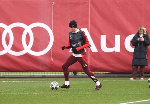 Football, Men, Season 2024 2025, FC Bayern Munich, Final training, Training, Champions League Jamal Musiala FC Bayern Munich with ball