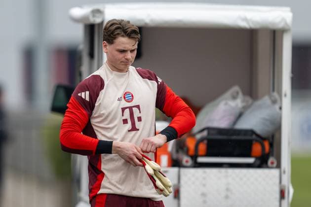 Jonas Urbig 40 FC Bayern Muenchen , Final training before the UEFA Champions League match against Celtic Glasgow, season 2024 2025 at Saebener Strasse 11 02 2025 DFB regulations prohibit any use of photographs as image sequences and or quasi video Muenchen Bayern Germany Copyright: xkolbert-press UlrichxGamelx