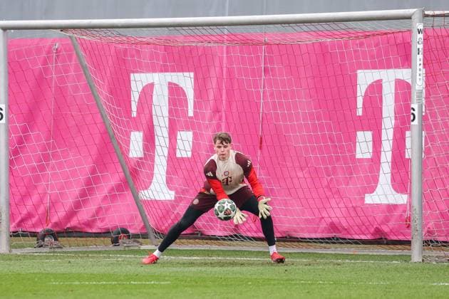 Jonas Urbig FC Bayern Muenchen, 40 with ball in training, GER, Final training, FC Bayern Muenchen, Football, UEFA Champions League, Play offs, 2024 2025 season, 11 02 2025, GER, Final training, FC Bayern Muenchen, Football, UEFA Champions League, Play offs, 2024 2025 season, 11 02 2025 Muenchen Copyright: xEibner-Pressefoto JennixMaulx EP_JML