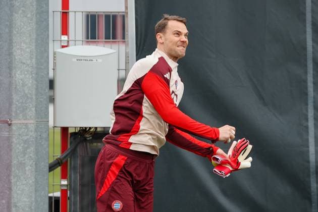 Manuel Neuer FC Bayern Muenchen, 01 after throwing the ball, GER, Final training, FC Bayern Muenchen, Football, UEFA Champions League, Play offs, 2024 2025 season, 11 02 2025, GER, Final training, FC Bayern Muenchen, Football, UEFA Champions League, Play offs, 2024 2025 season, 11 02 2025 Muenchen Copyright: xEibner-Pressefoto JennixMaulx EP_JML